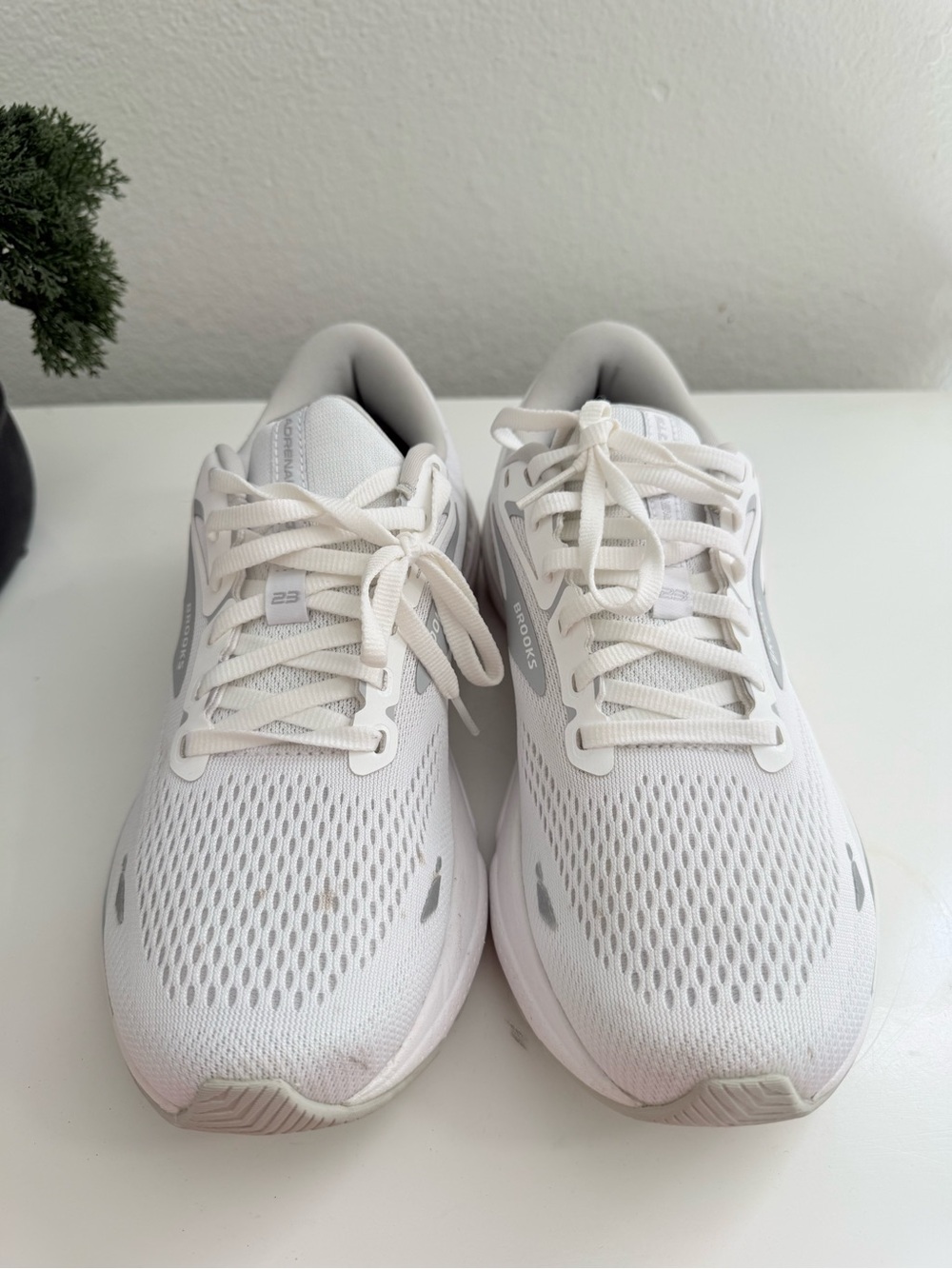 Brooks Adrenaline GTS 23 Women size 9 White and Light Gray Running Shoes - Picture 2 of 9